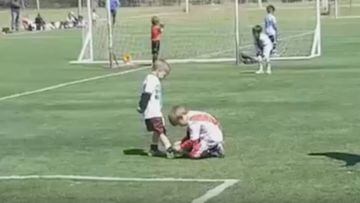 Niño ayuda a rival a atarse los cordones en un partido. Imágen: YouTube