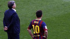 Barcelona&#039;s Argentinian forward Lionel Messi (R) and Barcelona&#039;s Argentinian coach Gerardo &quot;Tata&quot; Martino ( L ) stand outside the pitch during the Spanish league football match FC Barcelona vs Club Atletico de Madrid at the Camp Nou st