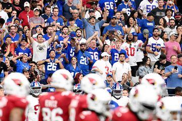 GLENDALE, ARIZONA - SEPTEMBER 17: New York Giants cheer after a touchdown during the third quarter at State Farm Stadium on September 17, 2023 in Glendale, Arizona.   Norm Hall/Getty Images/AFP (Photo by Norm Hall / GETTY IMAGES NORTH AMERICA / Getty Images via AFP)
