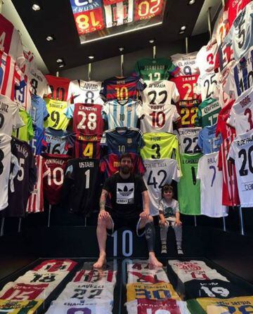 Lionel Messi tiene un cuarto con varias playeras de su colección. Entre estas se encuentran Totti, Casillas, Raúl, Henry, Deco y su histórico ídolo, Pablo Aimar.

