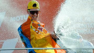 GRAFCVA7028. CHESTE (VALENCIA), 26/11/2023.-El español Fermín Aldeguer (Boscoscuro) sumó su cuarta victoria consecutiva al vencer el Gran Premio de la Comunidad Valenciana de Moto2, por delante del valenciano Arón Canet (Kalex) y Alonso López (Boscoscuro). EFE/ Biel Aliño
