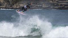 El surfista c&aacute;ntabro Luis Bolado realizando un a&eacute;reo en la competici&oacute;n de surf, skate y snowboard OA2 FuSSSion by Plea 2022, celebrada en la playa de El Sardinero, Santander (Cantabria, Espa&ntilde;a) el s&aacute;bado 12 de marzo del 