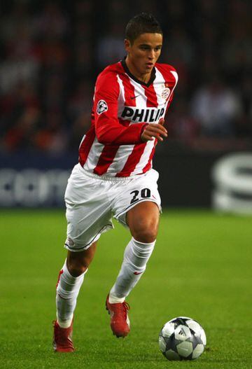 Salcido fue parte del PSV campeón en la temporada 2006-07 y 2007-08, equipo en el que también figuró el jugador holandés, quien también visitó playeras como las de Barcelona y Schalke.