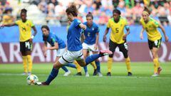 La centrocampista italiana Cristiana Girelli marca el 0-1 desde el punto de penalti durante el partido perteneciente al grupo C del Mundial de f&uacute;tbol femenino entre Jamaica e Italia en Reims, Francia. 