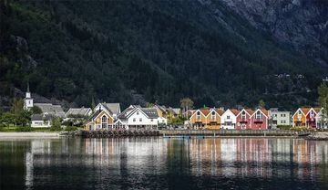 Pueblos con encanto, grandes lagunas y los famosos fiordos noruegos.