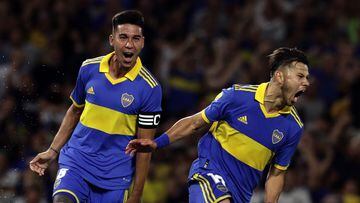 Boca Juniors' Paraguayan midfielder Oscar Romero (R) celebrates after scoring a goal against Atletico Tucuman during their Argentine Professional Football League Tournament 2023 match at La Bombonera stadium in Buenos Aires, on January 29, 2023. (Photo by ALEJANDRO PAGNI / AFP)