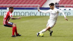 Marco Asensio encara a Correa en una jugada del derbi Atl&eacute;tico-Real Madrid de LaLiga Santander.