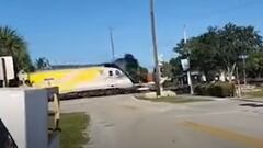 Un tren arrolla un camión y varios coches y SUV de lujo saltan por los aires