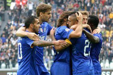Arturo Vidal felicitado por sus compañeros de la Juventus.