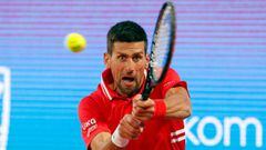 El tenista serbio Novak Djokovic devuelve una bola ante el ruso Aslan Karatsev en las semifinales del Serbia Open de 2021 en el The Novak Tennis Centre de Belgrado.