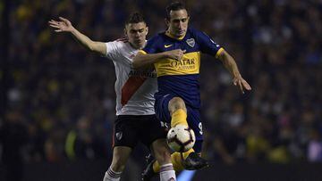 (FILES) In this file photo taken on October 22, 2019 River Plate&#039;s Colombian Rafael Santos Borre (L) and Boca Juniors&#039; Carlos Izquierdoz vie for the ball during their all-Argentine Copa Libertadores semi-final second leg football match at La Bombonera stadium in Buenos Aires. - Argentinian teams Boca Juniors, River Plate, Racing, Tigre and Defensa y Justicia are fighting doubly, against COVID-19 contagions and time lost in the preparation for their return to the Copa Libertadores-2020. (Photo by Juan MABROMATA / AFP)