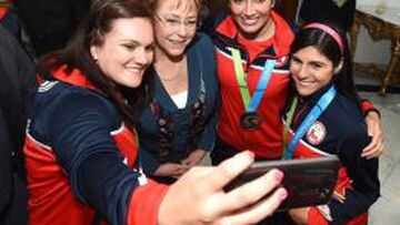 Los medallistas chilenos en Toronto aprovecharon para sacarse selfies con la Presidenta Michelle Bachelet.
