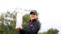 La golfista sueca Linn Grant posa con el trofeo de campeona del Volvo Car Scandinavian Mixed Hosted by Henrik & Annika del European Tour en el Halmstad Golf Club de Halmstad, Suecia.