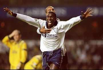 Este defensa inglés defendió durante casi 10 temporadas la camiseta del Tottenham Hotspur, equipo con el que ganó la Copa de la Liga de Inglaterra. En la temporada 2002/2003, Campbell fichó por el Arsenal FC, el mayor rival de los Spurs, con quien ganó la Premier League, la Copa de Inglaterra y la Supercopa Inglesa durante las cuatro temporadas que estuvo.