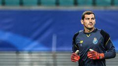 El guardameta del FC Oporto Iker Casillas calienta durante un entrenamiento en Leipzig