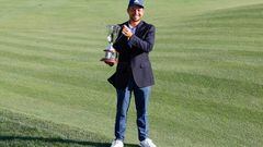 El golfista estadounidense Xander Schauffele posa con el trofeo de campeón del Travelers Championship en el TPC River Highlands de Cromwell.