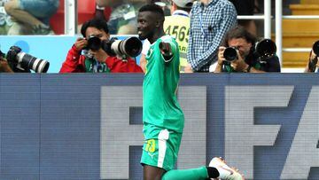 El delantero de Senegal, M&#039;Baye Niang, celebrando un gol en un partido del Mundial ante Polonia.