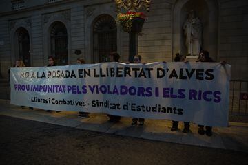 Un grupo de personas se manifiesta contra la petición de libertad de Dani Alves.