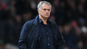 'Moaning' Mourinho should stay at Manchester United, says Scholes