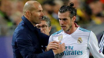 Zinedine Zidane saluda a Gareth Bale tras ser sustituido contra el Dortmund el 26 de septiembre en el &uacute;ltimo partido que ha jugado el gal&eacute;s.