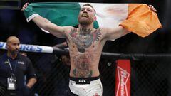 Conor McGregor celebra con la bandera de Irlanda su victoria ante Eddie Alvarez en el UFC 205 celebrado en el Madison Square Garden de Nueva York en noviembre de 2016.