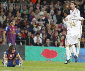 En la temporada 2011-12 el Real Madrid ganó su 32ª liga. Victoria decisiva en el Camp Nou que les dio ventaja ante su inminenete perseguidor el Barcelona de Pep Guardiola.
Celebra con Xabi Alonso la victoria al terminar el partido.