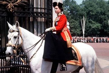 Isabel II a caballo