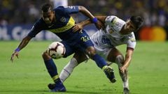 Sebasti&aacute;n Villa ante la marca de Rafael Carrascal durante el partido entre Boca Juniors y Deportes Tolima por Copa Libertadores.