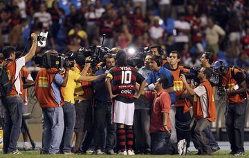 Por momentos su fútbol volvió a ser el que era aunque al principio recibió críticas por los aficionados del Flamengo por su bajo rendimiento. 