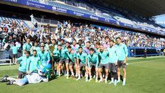 Los jugadores del Málaga posan delanmte de sus aficionados.