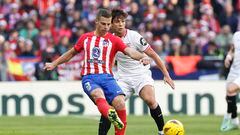 El centrocampista del Sevilla (d) Oliver Torres disputa una posesión ante César Azpilicueta (i) defensa del Atlético de Madrid durante el partido de LaLiga que enfreNta este sábado al Atlético de Madrid y al Sevilla FC en el Cívitas Metropolitano.