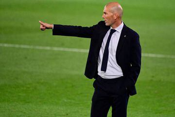 Real Madrid's French coach Zinedine Zidane gestures during the Spanish league football match between Real Madrid CF and Valencia CF at the Alfredo di Stefano stadium in Valdebebas, on the outskirts of Madrid, on June 18, 2020. (Photo by JAVIER SORIANO / A