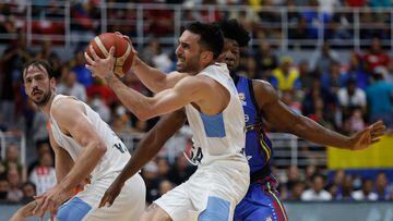 Argentine Facundo Campazzo eludes the mark by Venezuelan Pedro Chourio, during their Americas qualifiers for the FIBA Basketball World Cup 2023 basketball game, at Gimnasio Luis Ramos, in Puerto la Cruz, Venezuela, on June 30, 2022. (Photo by Pedro Rances Mattey / AFP)