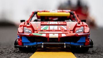 As&iacute; luce el auto a escala de Lego y Ferrari