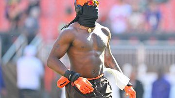 Cleveland Browns TE David Njoku suffered burns to his face when lighting a fire at home and showed up in a beige mask and coat ahead of the game vs Ravens.