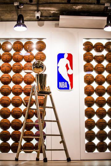The Larry O'Brien trophy in the offices of the NBA Spain.