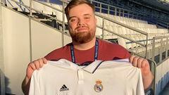 Ibai Llanos posa con la camiseta del Real Madrid en París.