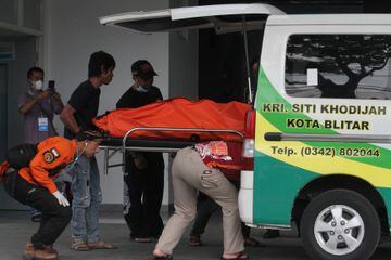 Invasión de campo, lanzamientos de gas lacrimógeno, vehículos policiales dañados disturbios y una estampida después de los partidos de fútbol entre Arema y Persebaya en el estadio Kanjuruhan en Malang, provincia de Java Oriental, Indonesia. 174 muertos y más de 200 heridos.