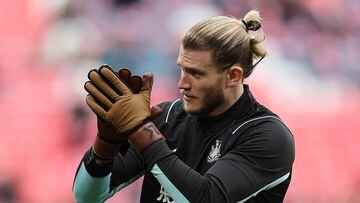 Newcastle United's German goalkeeper Loris Karius applauds the fans as he warms up ahead of the English League Cup final football match between Manchester United and Newcastle United at Wembley Stadium, north-west London on February 26, 2023. (Photo by ADRIAN DENNIS / AFP) / RESTRICTED TO EDITORIAL USE. No use with unauthorized audio, video, data, fixture lists, club/league logos or 'live' services. Online in-match use limited to 120 images. An additional 40 images may be used in extra time. No video emulation. Social media in-match use limited to 120 images. An additional 40 images may be used in extra time. No use in betting publications, games or single club/league/player publications. / 