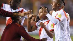 Peru&#039;s Edison Flores (C) celebrates with teammates after scoring against Bolivia during their 2018 World Cup football qualifier match in Lima, on August 31, 2017. / AFP PHOTO / Cris BOURONCLE