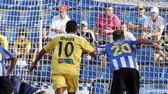 <b>DETERMINANTE. </b>Ismael Falcón detuvo de esta forma un penalti lanzado por Álvaro Antón cuando el marcador era de 0-0.