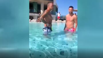 Cosas de ser Messi: está en la piscina y miren lo que le ocurre