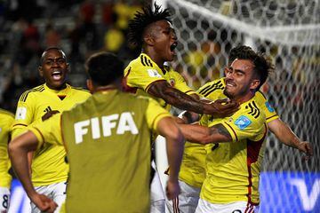 Colombia's forward Tomas Gutierrez (R) celebrates with teammates after scoring during the Argentina 2023 U-20 World Cup Group C football match between Japon and Colombia at the Diego Armando Maradona stadium in La Plata, Argentina, on May 24, 2023. (Photo by Luis Eduardo ROBAYO and LUIS ROBAYO / AFP)