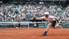 Andy Murray devuelve una bola ante Novak Djokovic durante la final de Roland Garros de 2016.