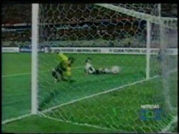 Copa Libertadores 2003: En fase de grupos, Colo Colo se encontró con Independiente de Medellín. Los cafeteros derrotaron al cuadro, dirigido por ese entonces, por Jaime Pizarro, por 2 a 0.