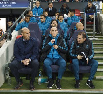 Zidane y Bettoni en el banquillo.