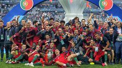Portugal&#039;s forward Cristiano Ronaldo (C) and teammates pose with the trophy as they celebrate after beating France during the Euro 2016 final football match at the Stade de France in Saint-Denis, north of Paris, on July 10, 2016. / AFP PHOTO / Valery