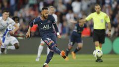 Neymar lanza un penalti durante el PSG-Troyes.