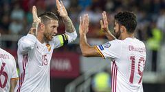Sergio Ramos celebra con Diego Costa uno de los goles ante Macedonia