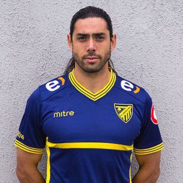 Sebastián Montesinos se formó en las divisiones menores de Colo Colo. Jugó por Ñublense entre el 2011 y 2014. Luego pasó por Barnechea. Hoy está retirado y vive en Chillán.